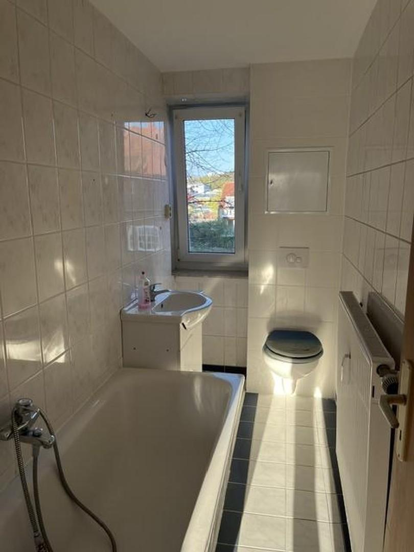 Bad mit Badewanne+Fenster
