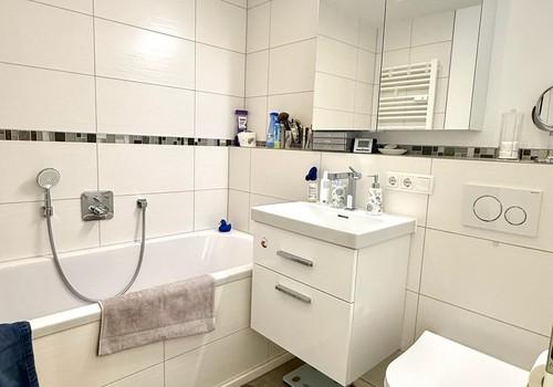 Bad mit Badewanne