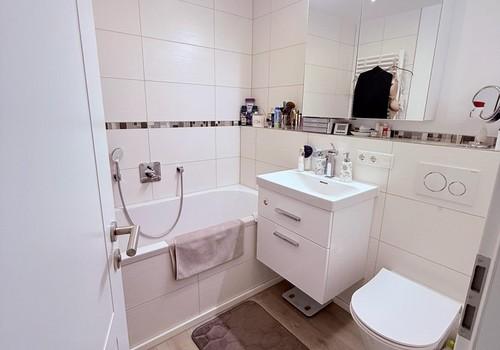 Bad mit Badewanne