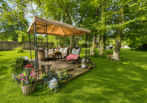 Gemütlicher Garten mit Pavillon und Blumen