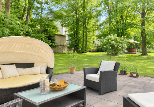 Sonnenverwöhnte Terrasse im Garten