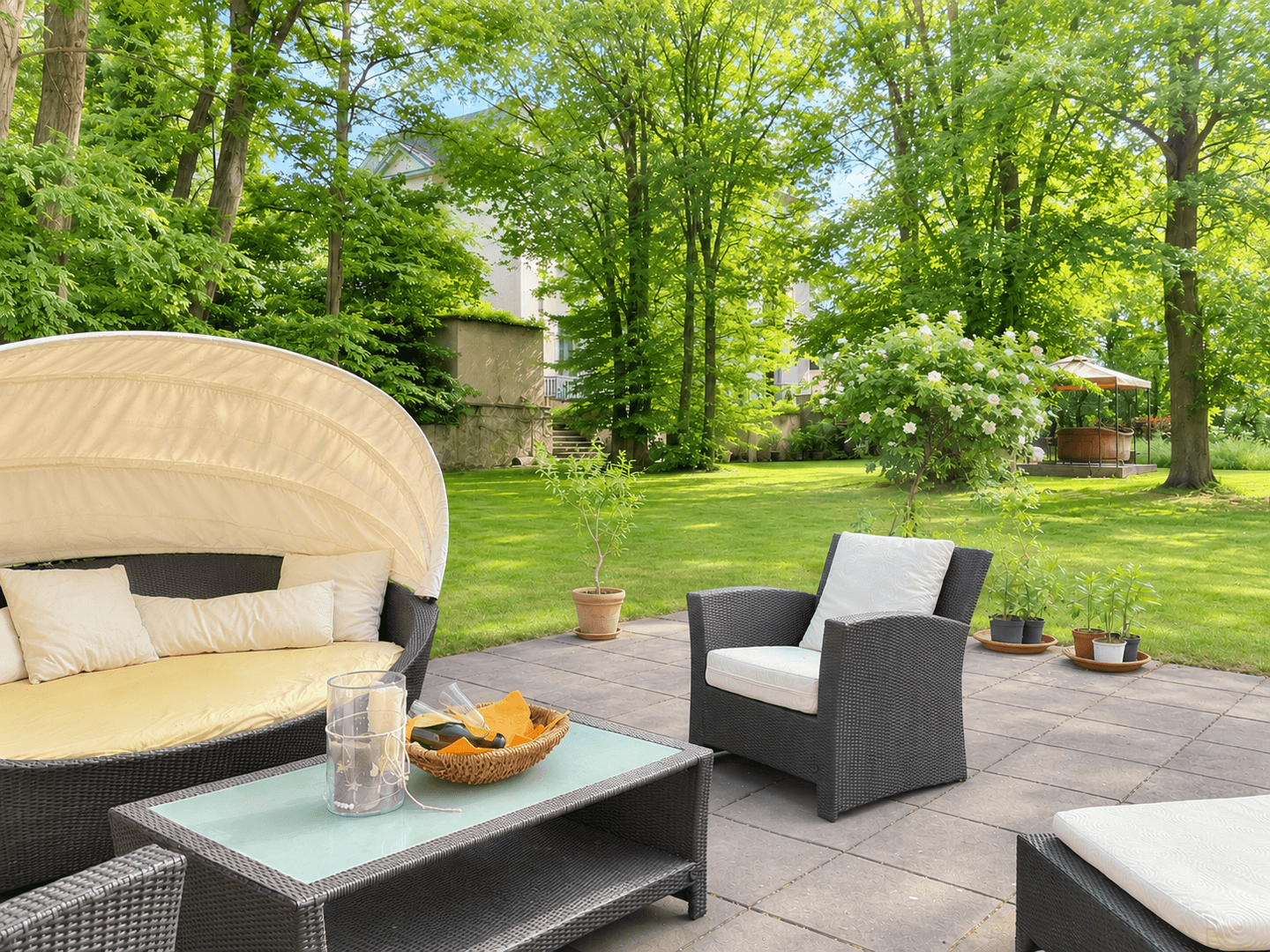 Sonnenverwöhnte Terrasse im Garten