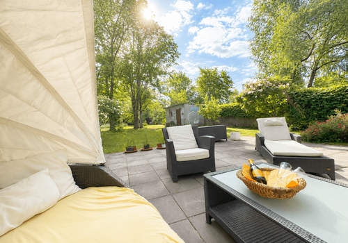 Sonniger Garten mit gemütlicher Terrasse