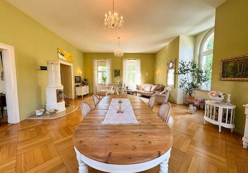 2. Wohnebene - Elegantes Esszimmer mit Kaminofen