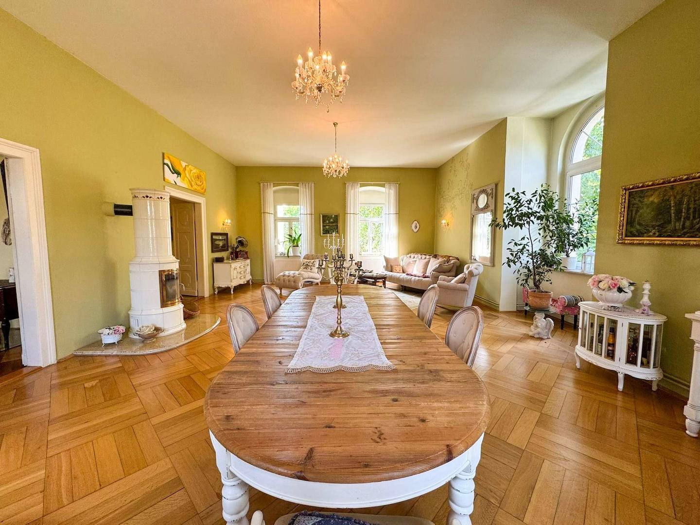 2. Wohnebene - Elegantes Esszimmer mit Kaminofen