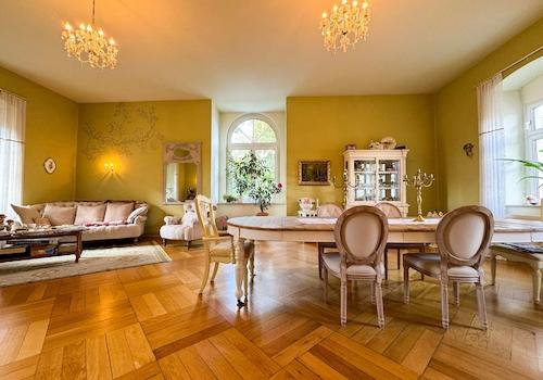2. Wohnebene - Großzügiges Esszimmer mit Parkettboden