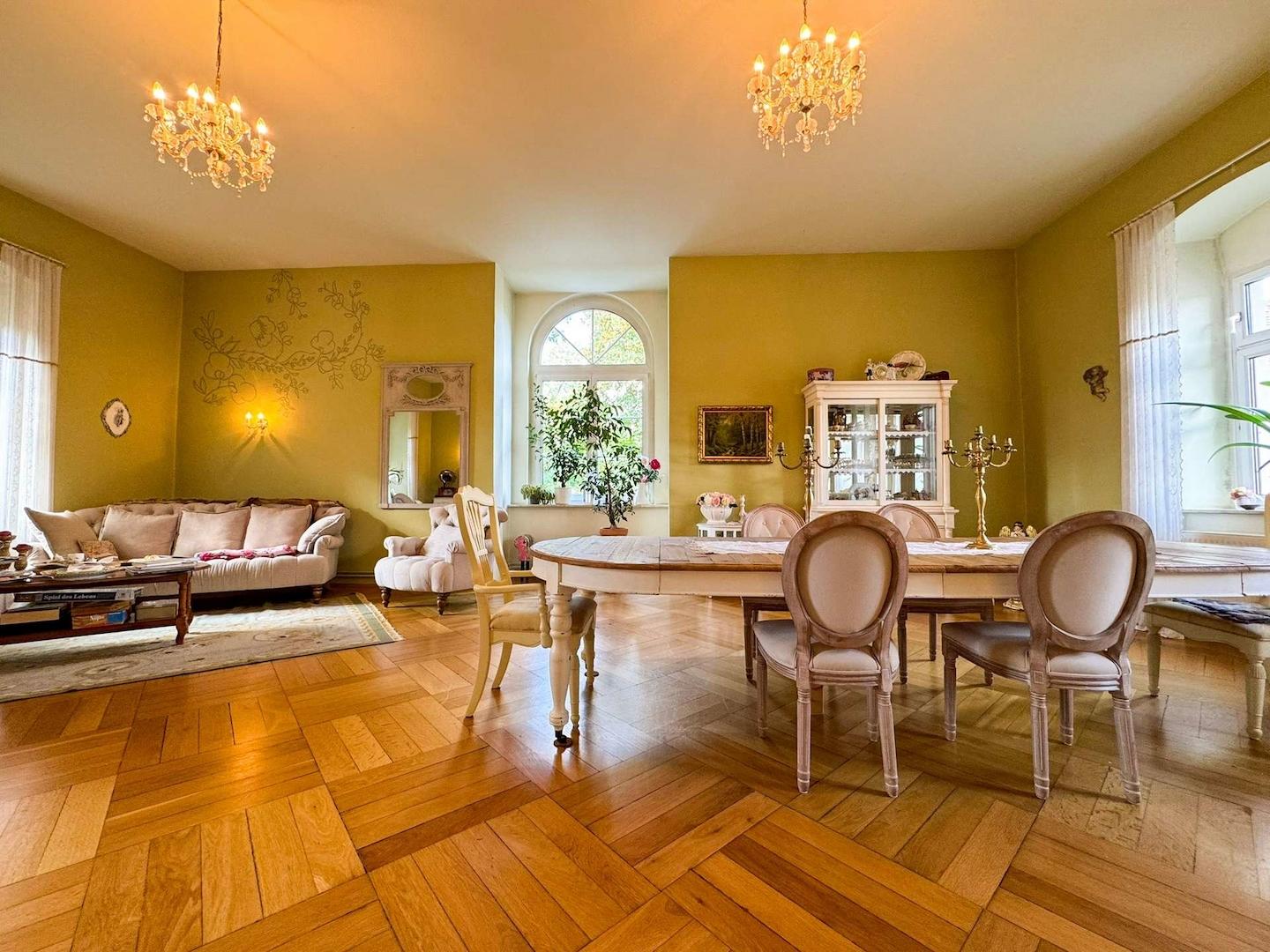 2. Wohnebene - Großzügiges Esszimmer mit Parkettboden