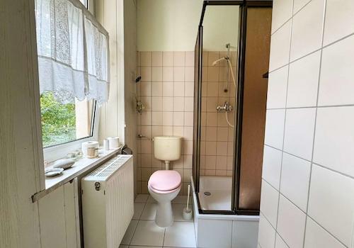 2. Wohnebene - Kleines Badezimmer mit Dusche