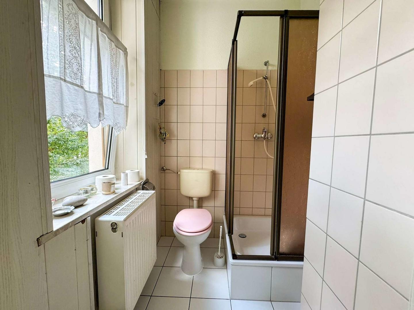 2. Wohnebene - Kleines Badezimmer mit Dusche
