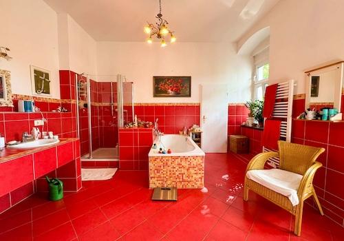 2. Wohnebene - Modernisiertes Badezimmer mit roten Fliesen