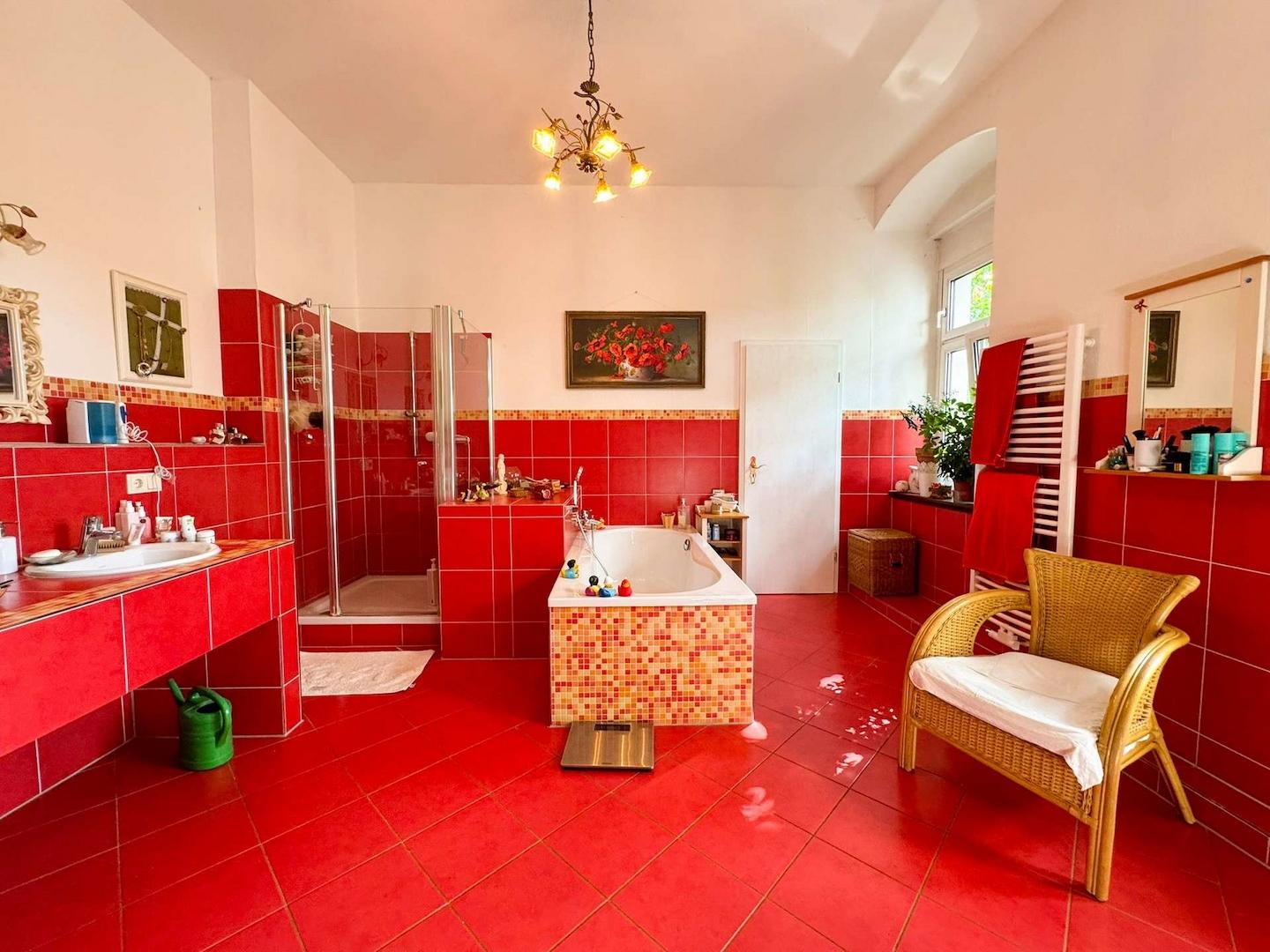 2. Wohnebene - Modernisiertes Badezimmer mit roten Fliesen