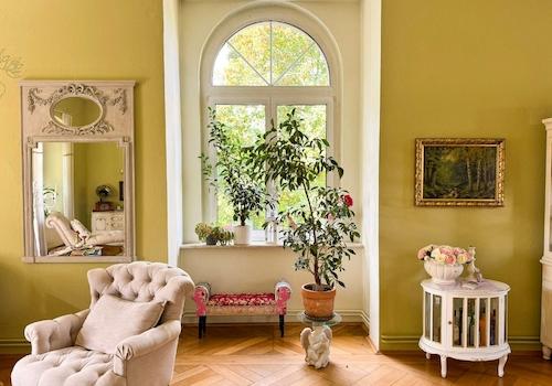 2. Wohnebene - Wohnzimmer mit Rundbogenfenster