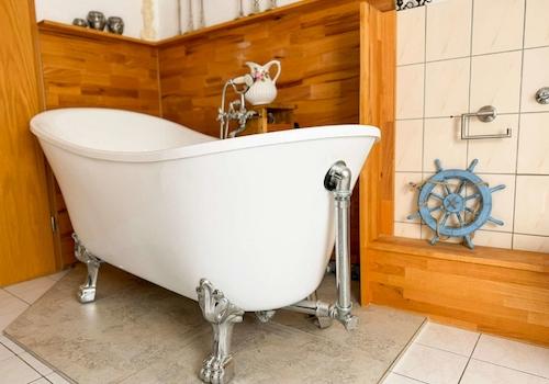 3. Wohnebene - Badezimmer mit freistehender Badewanne