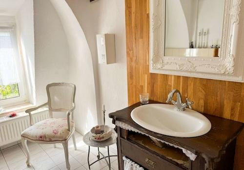 3. Wohnebene - Badezimmer mit Waschtisch und Spiegel