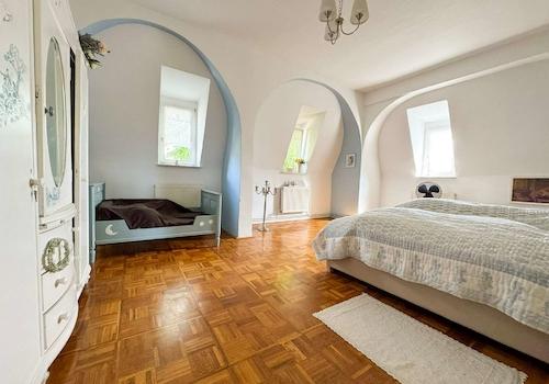 3. Wohnebene - Schlafzimmer mit Nischenfenstern