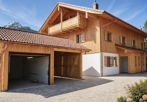 Ansicht mit Garage/Carport