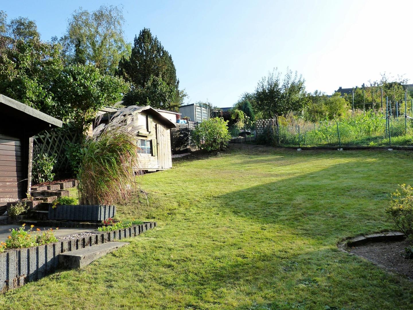 Blick in den Garten, links die