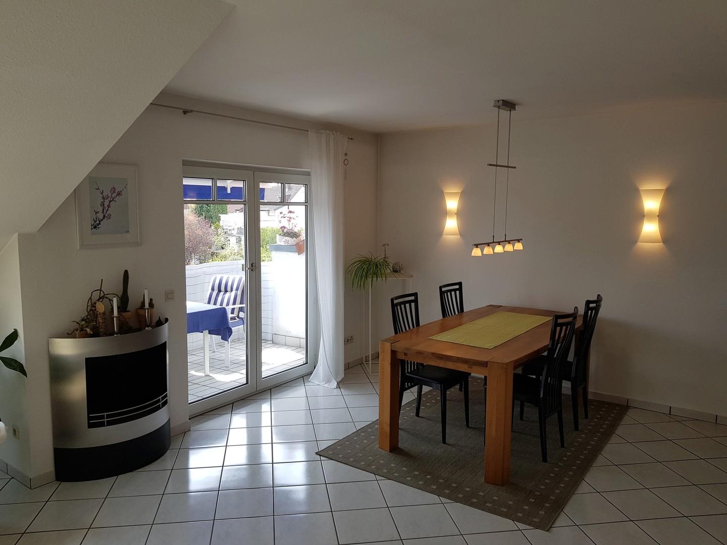 Wohnzimmer mit Zugang Balkon