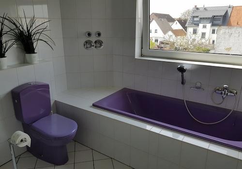 Bad mit Dusche und WC