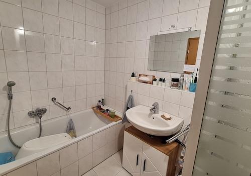 Badezimmer (unten)- Badewanne-