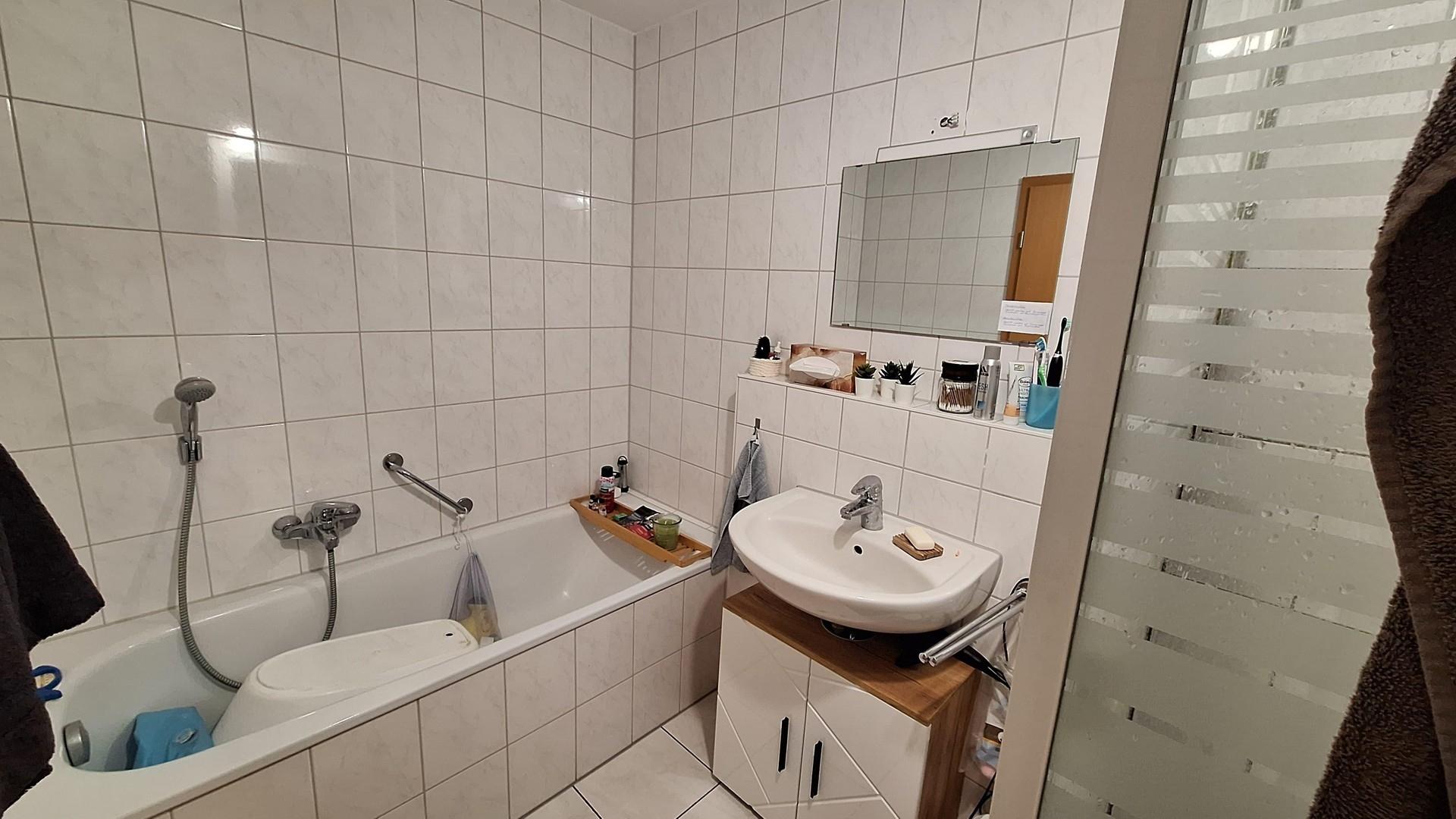 Badezimmer (unten)- Badewanne-