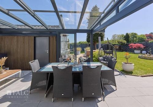 Überdachte Gartenterrasse