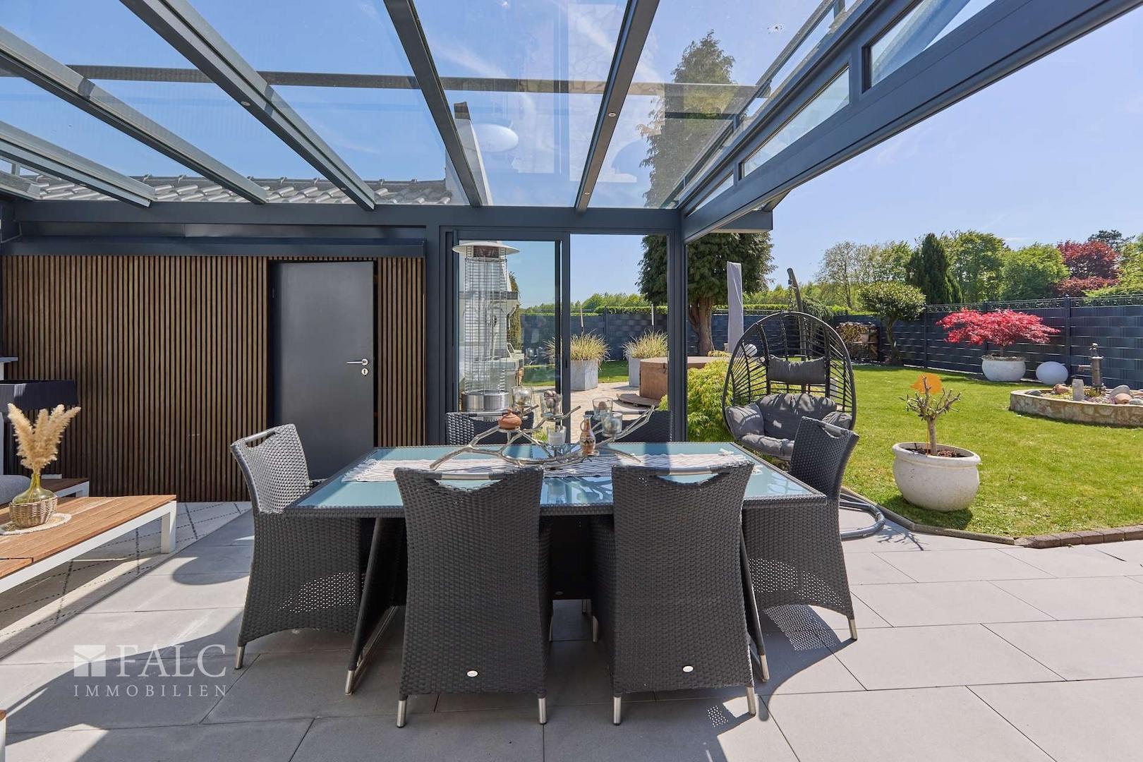 Überdachte Gartenterrasse