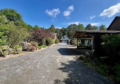 Einfahrt mit Carport