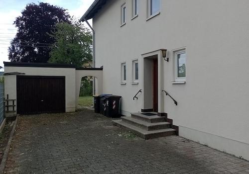 Eingangsbereich mit Garage