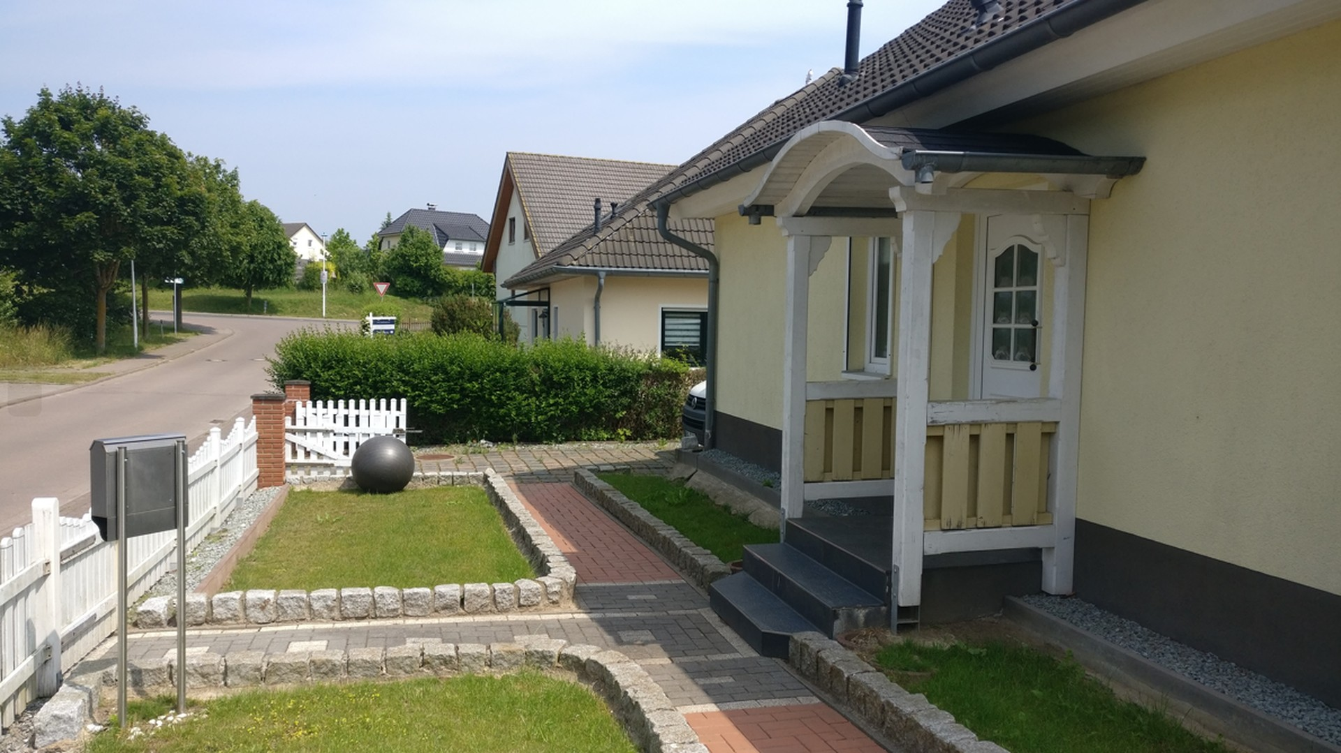 ÜBERDACHTER HAUSZUGANG