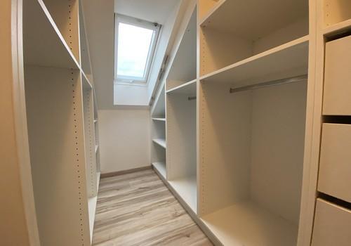 Begehbarer Kleiderschrank