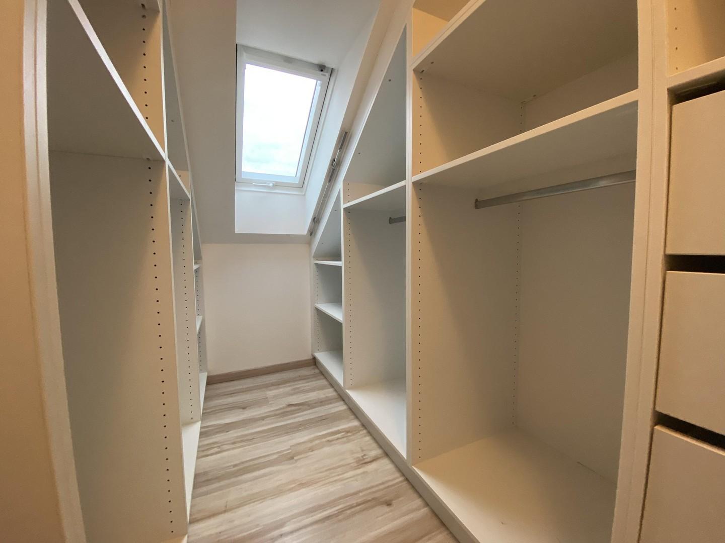 Begehbarer Kleiderschrank