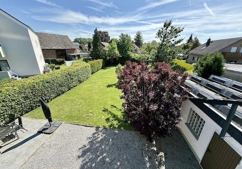 Blick vom Balkon in den Garten