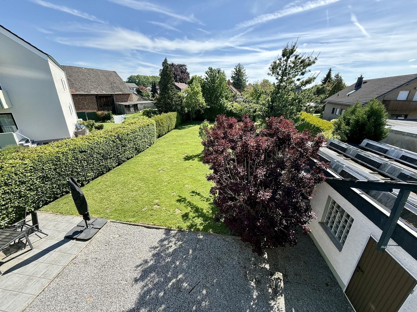 Blick vom Balkon in den Garten