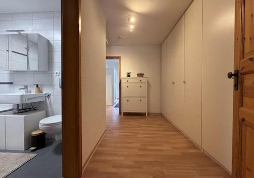 Flur u. Einbauschrank rechts
