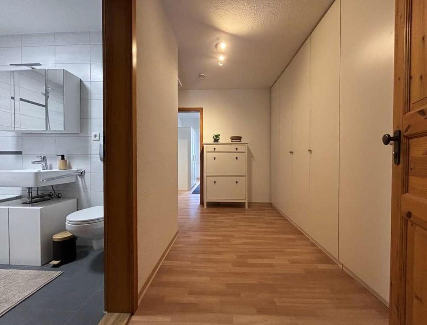 Flur u. Einbauschrank rechts