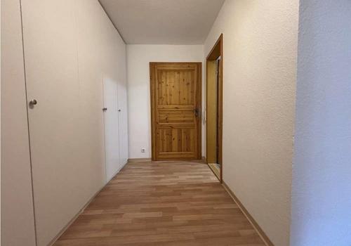 Blick v. Flur auf Eingangstür 