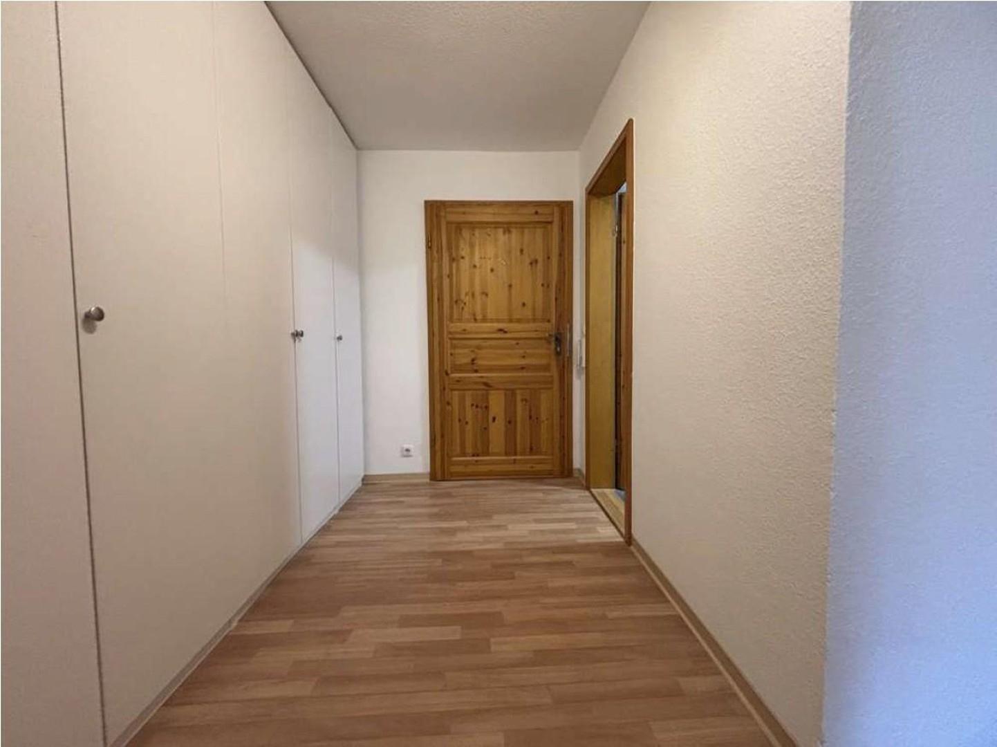 Blick v. Flur auf Eingangstür 