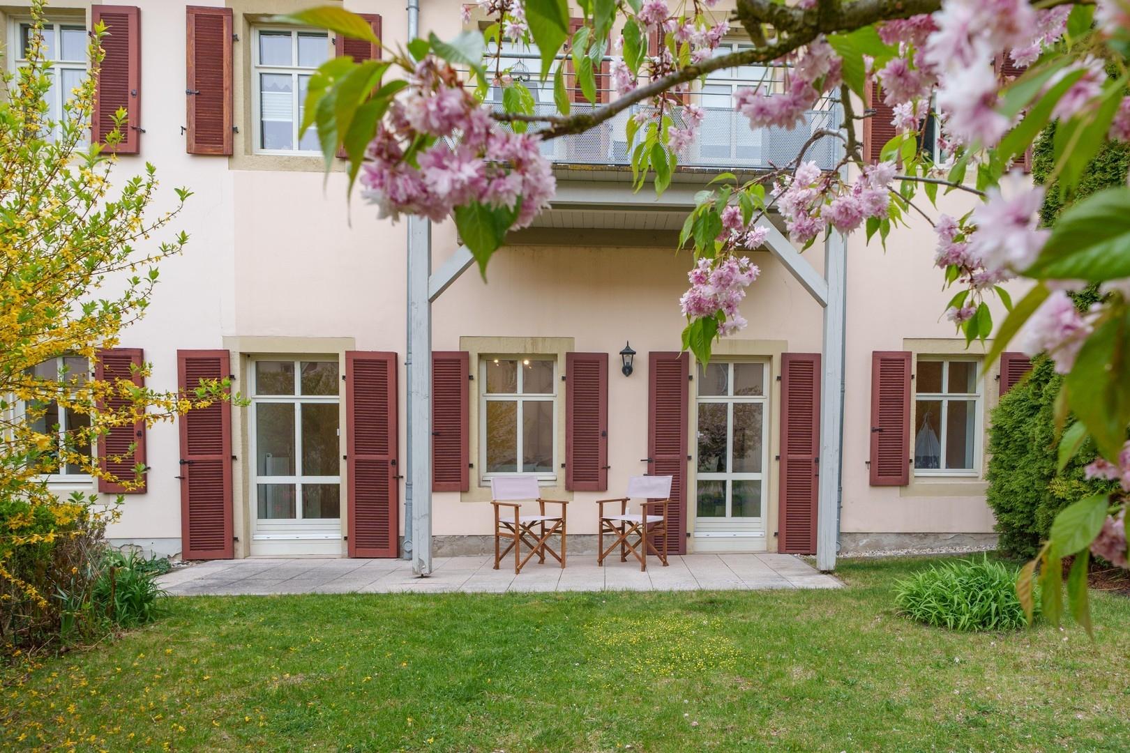 Schöne Terrasse mit Garten