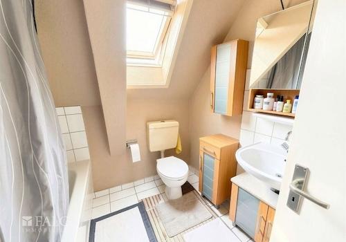 Badezimmer DG links 