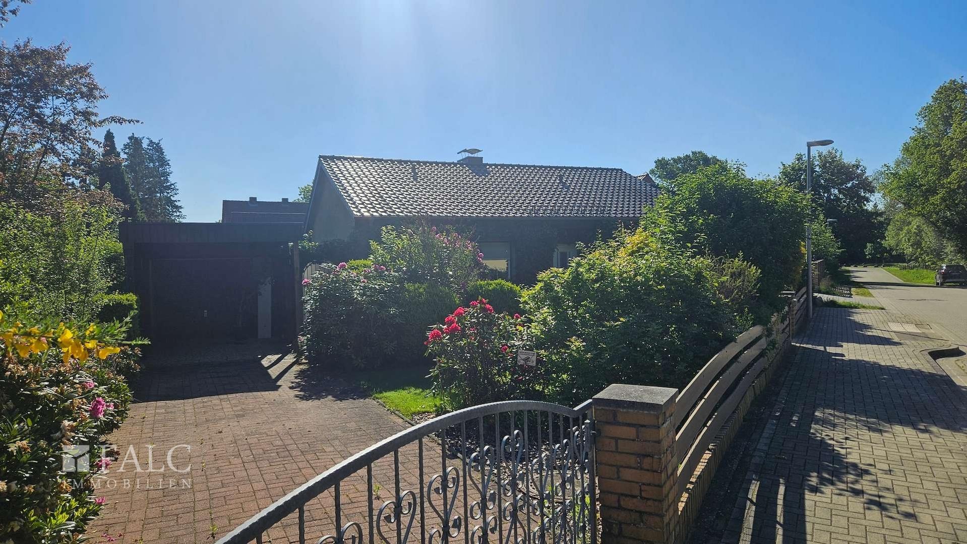 Vorderansicht mit Garage