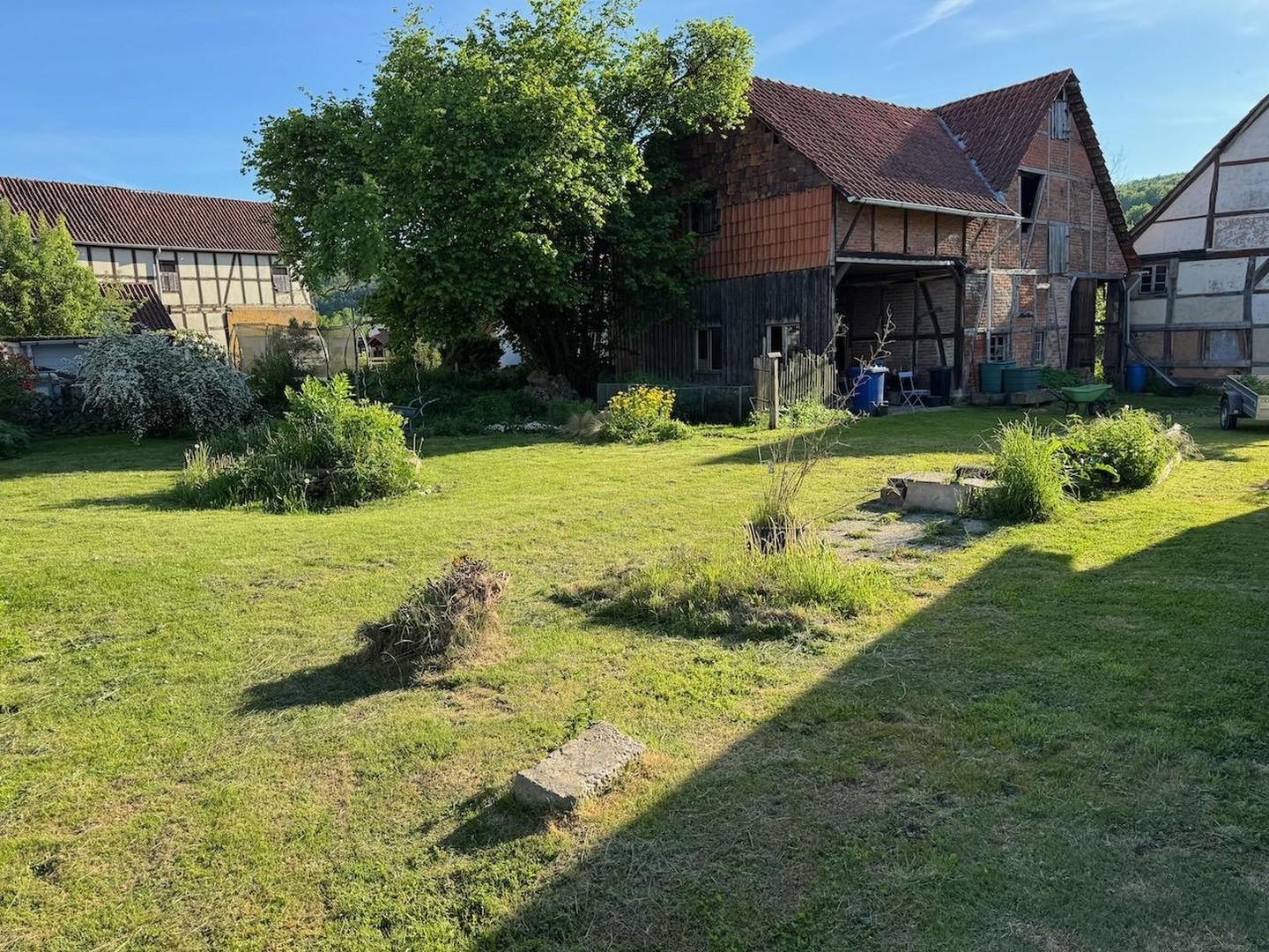Blick durch Garten zu Scheune