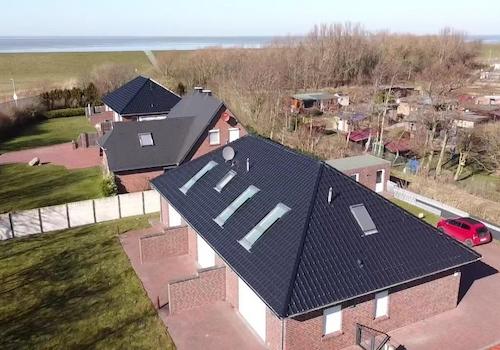 Luftbild mit Blick zum Meer