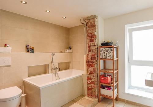 Badezimmer (Wanne + Dusche)