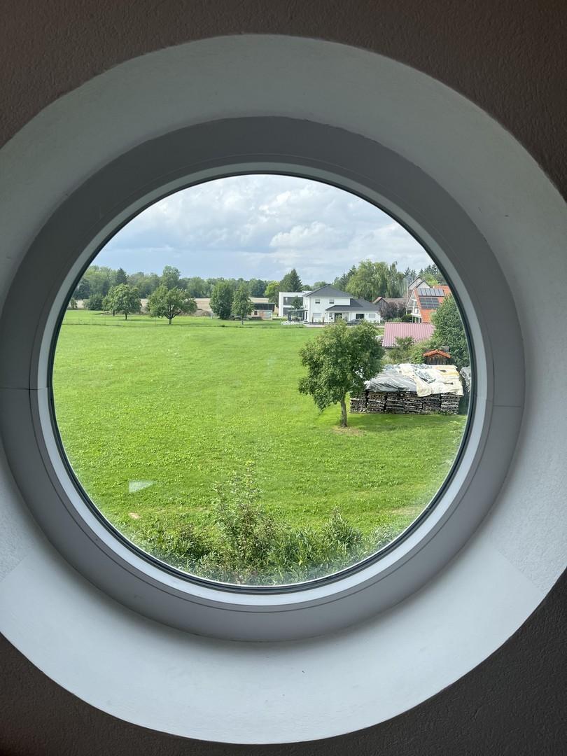Rundfenster mit Ausblick