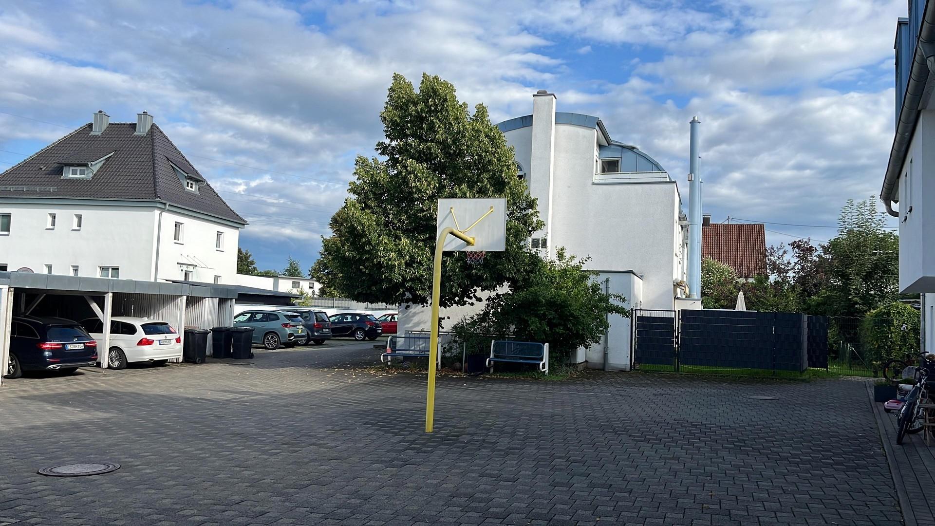 Hof mit Basketballkorb