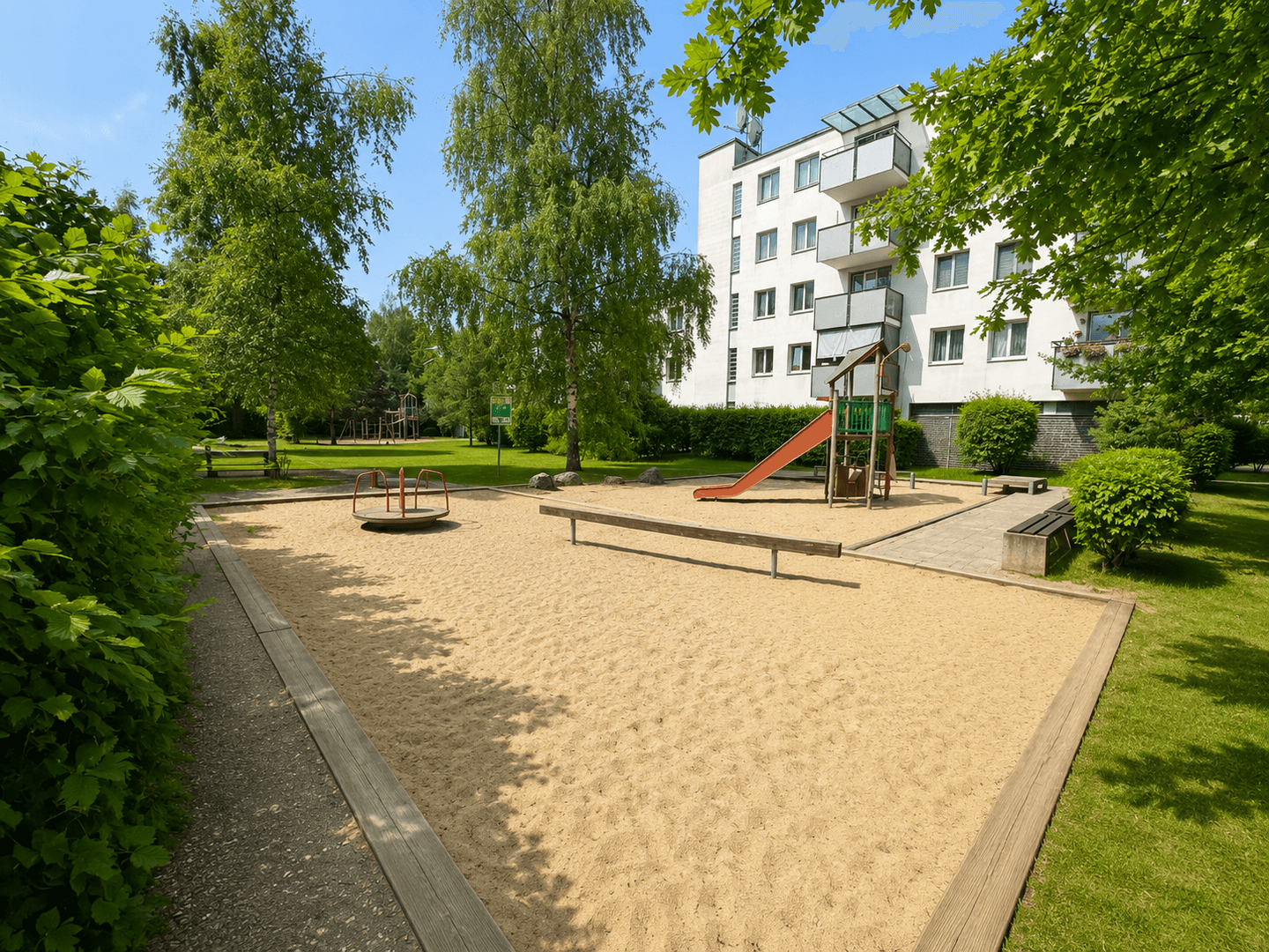 Spielplatz direkt vor dem Haus