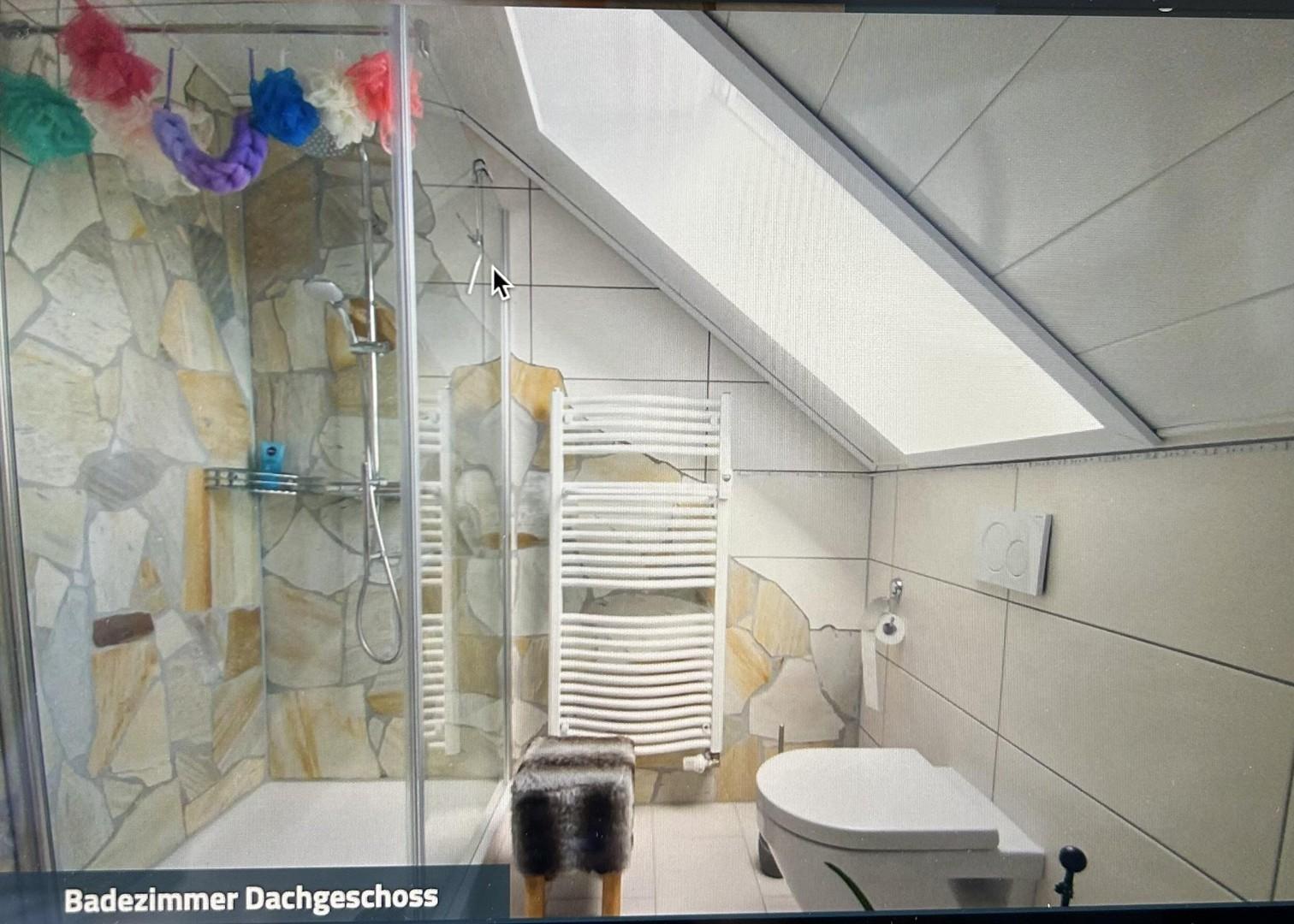 Bad mit Naturstein im DG