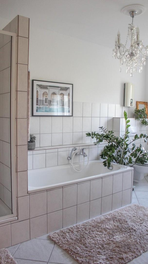 Dusche und Badewanne 3. OG