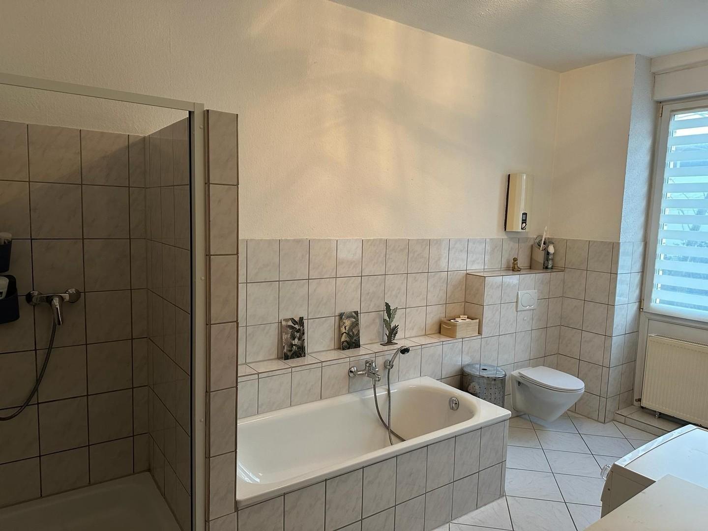 Dusche und Badewanne 1. OG